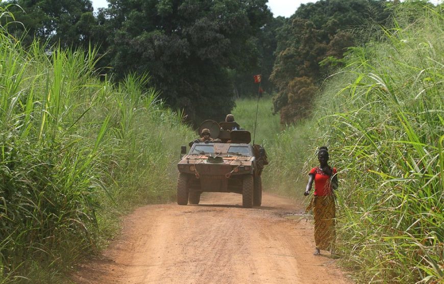 Des militaires français de la force Sangaris patrouillent dans le secteur de Sibut, au nord de Bangui (Centrafrique), le 25 s