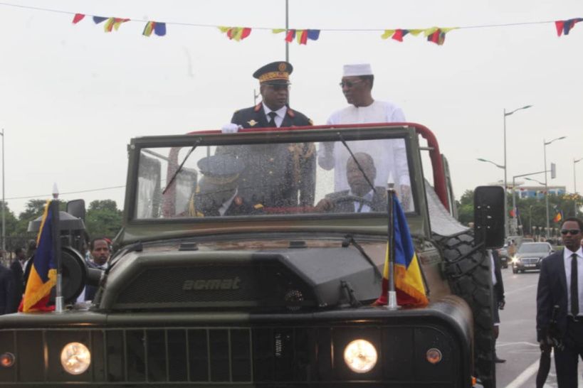 Le chef de l’Etat, Idriss Deby et le chef d’Etat-major général des armées lors d’une parade militaire à la Place de la nation