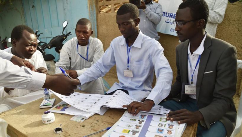 Un bureau de vote de Ndjamena, lors du premier tour de la présidentielle au Tchad, le 10 avril 2016. © ISSOUF SANOGO / AFP