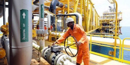 Un salarié de Total en train de surveiller un équipement sur la plateforme de la compagnie à Amenem, à 35 km de Port-Harcourt