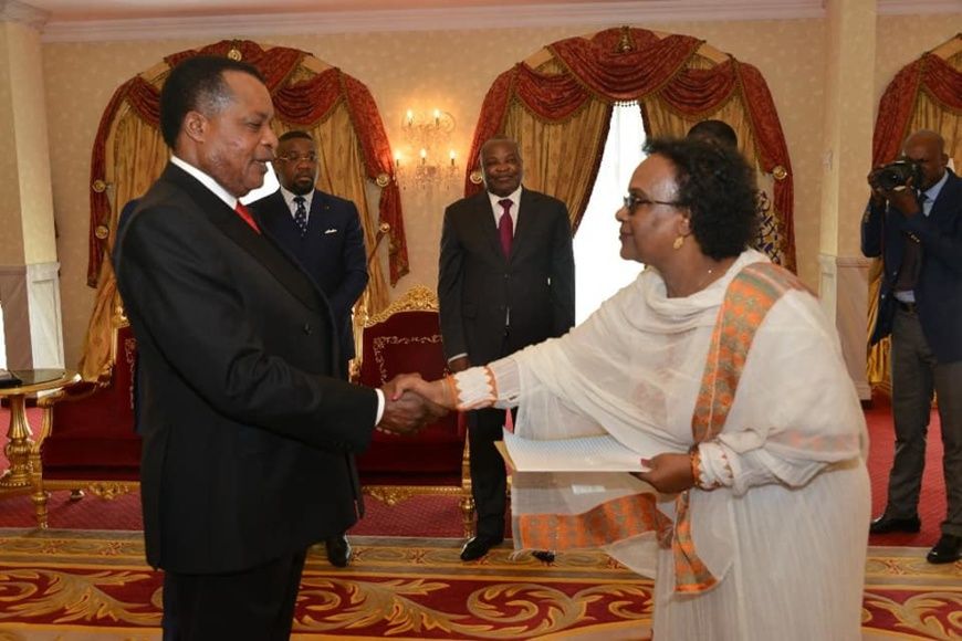 Mme Lulit Gebremariam présentant ses lettres de créances à Sassou N'Guesso.