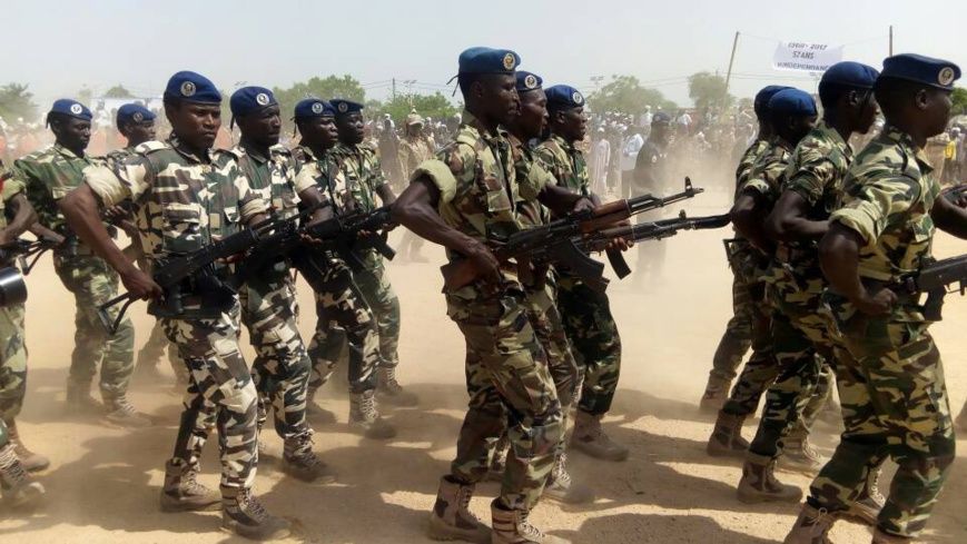 Des soldats tchadiens défilent à Abéché lors de la fête du 11 août 2017. © Alwihda Info