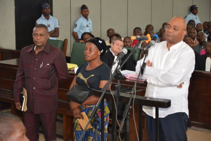 L'accusé Okombi Salissa (devant la barre) et ses temoins