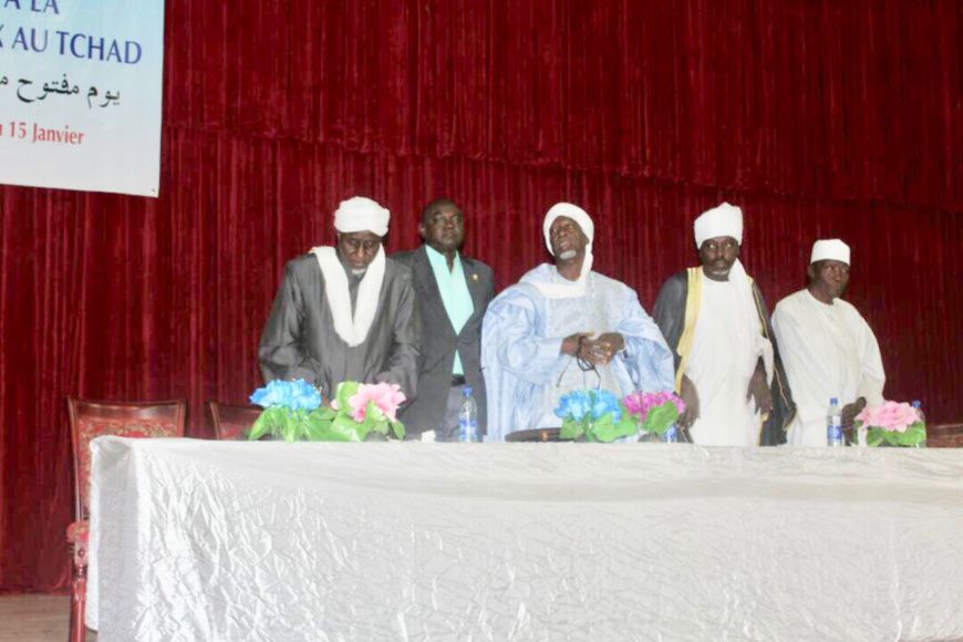 Le secrétaire général du Conseil Supérieur des Affaires Islamiques du Tchad (CSAI), Cheik Ousmane Abdeldaim (gauche). © Alwih