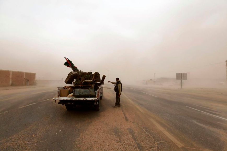 En 2012, près de Sebha, un soldat et un pick-up. Photo Anis Mili. Reuters.