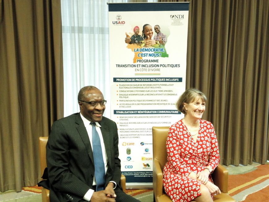 Chris Fomonyoh, directeur régional Afrique de NDI (à gauche) et Katherine Brucker, la Chargée d’Affaires de l’ambassade des E