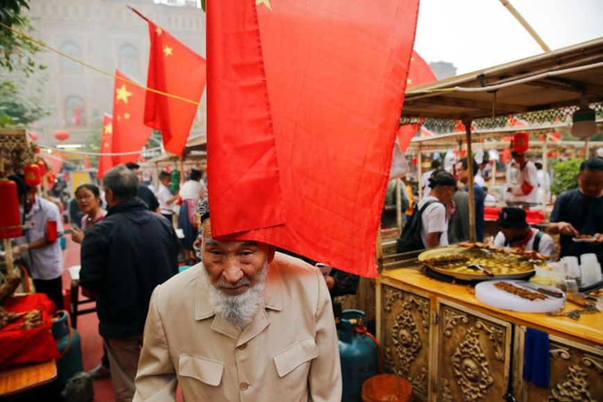 Des drapeaux chinois flottent au vent sur le marché dans la vieille ville de Kachgar, dans la province du Xinjiang. Photo du 