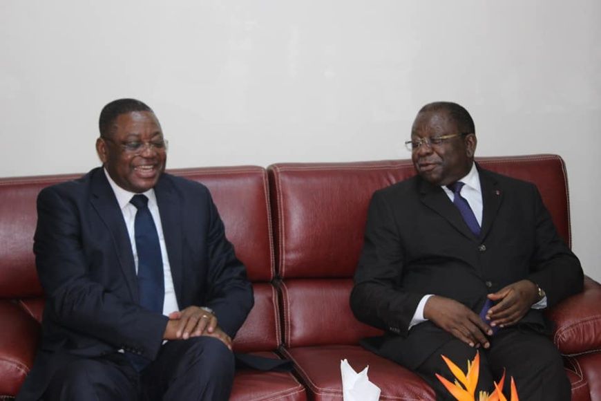 L’ambassadeur du Congo au Cameroun, Valentin Ollessongo (à gauche) reçu par le ministre du Commerce Luc Magloire Mbarga Atang