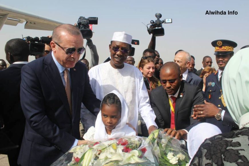 Le président turc, Recep Tayyip Erdogan accueilli à l'aéroport de N'Djamena le 26 décembre 2017 par son homologue tchadien Id