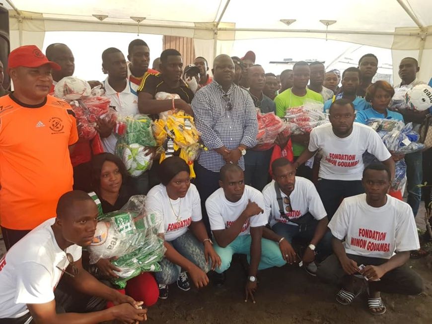 Ninon Gouamba (au milieu) et ses mandants.