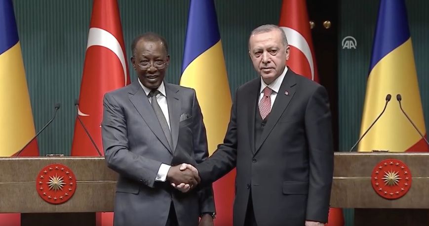 Poignée de main entre les présidents Idriss Déby et Recep Tayyip Erdogan. © A.A.
