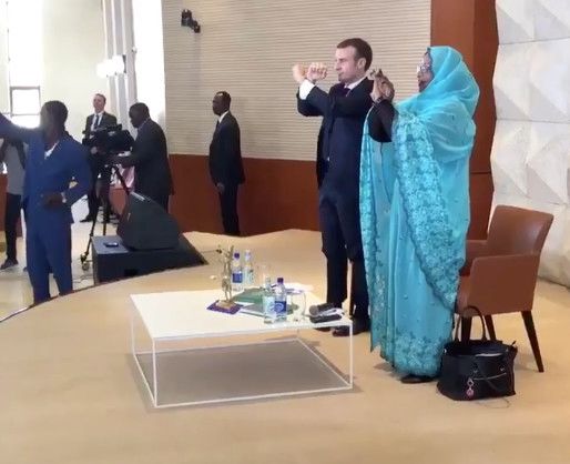 Le président français Emmanuel Macron et la ministre Mariam Mahamat Nour, le 23 décembre 2018 à la Maison de la Femme à N'Dja