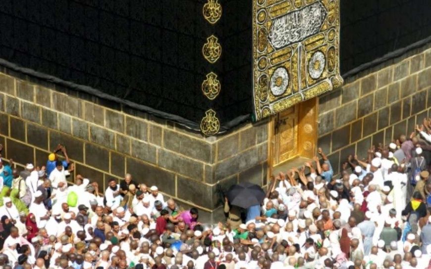 Des fidèles musulmans tournent autour de la Kaaba dans l'enceinte de la Grande mosquée, le 14 septembre 2016 à La Mecque, en 