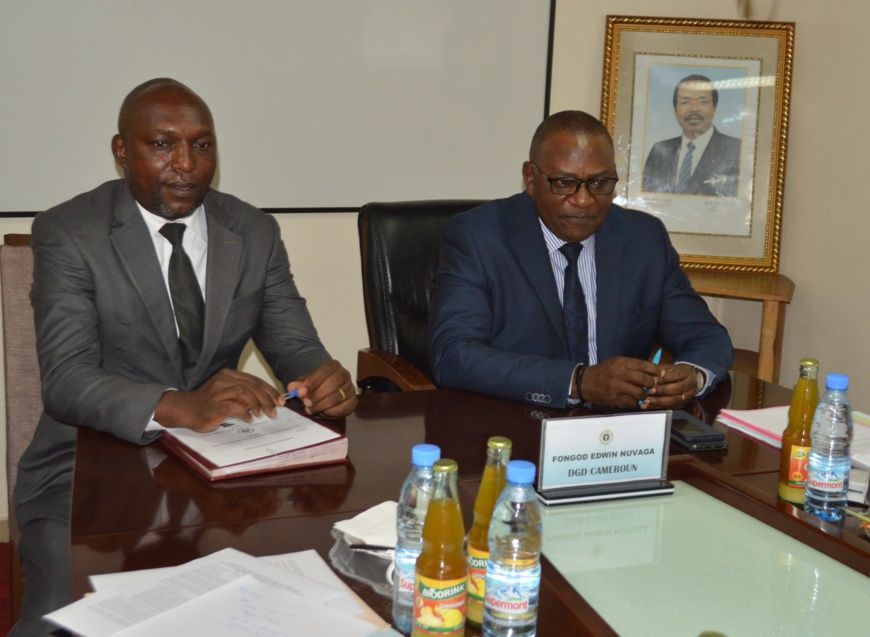 Fongod Edwin Navuga , Dg des Douanes (à droite) et Eric Kaba Tah de LAGA (à gauche) : s’attaquer au commerce d’espèces sauvag
