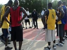 Le Ministre Djibert Younous avec les Sao Basketball. Journaldutchad.org