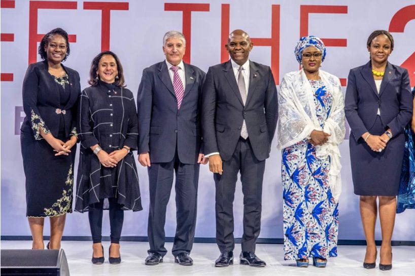 G-D: Ifeyinwa Ugochukwu, Nouvelle DG de la Fondation Tony Elumelu; Parminder Vir, DG sortante de la Fondation Tony Elumelu; S