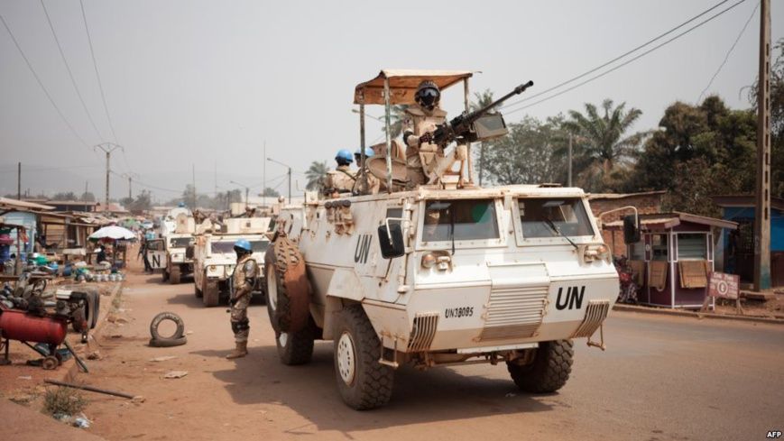 Les contingents égyptiens et portugais des Nations Unies patrouillent dans le quartier PK5 à majorité musulmane de Bangui, le
