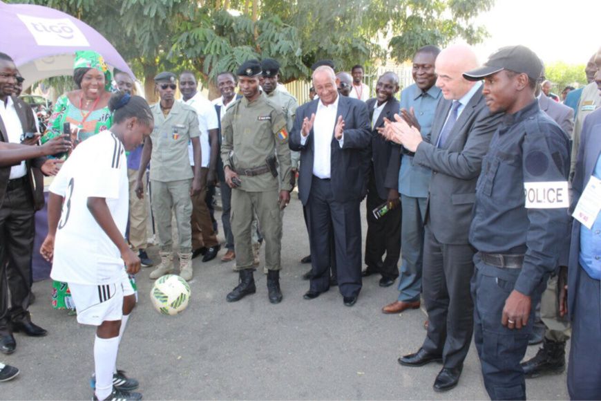 Illustration. Une footballeuse jongle avec un ballon lors de la visite du président de la FIFA à N'Djamena. Archives. © Alwih