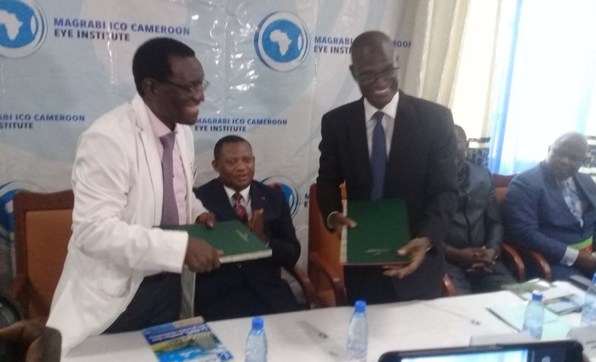 La joie des deux directeurs généraux, le Pr Daniel Etya’ale (à gauche) et Noël Alain Olivier Mekulu Mvondo Akame (à droite), 