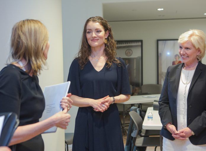 Teresa Williams (au centre) lors d’un récent évènement au Musée de la diplomatie du département d’État, en compagnie de sa di