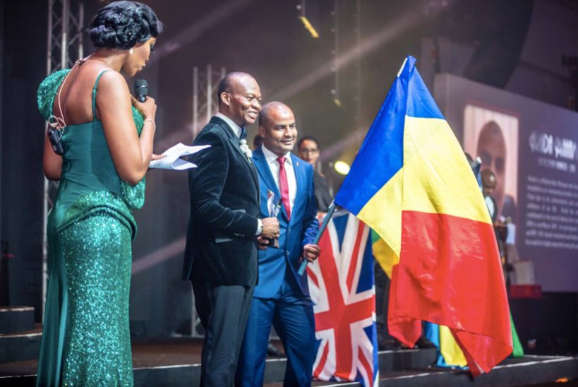 Remise de prix à M. Arada Mahamat, meilleur staff UBA Tchad par M. Kennedy Uzoka, DG du Groupe UBA, lors de la soirée spécial