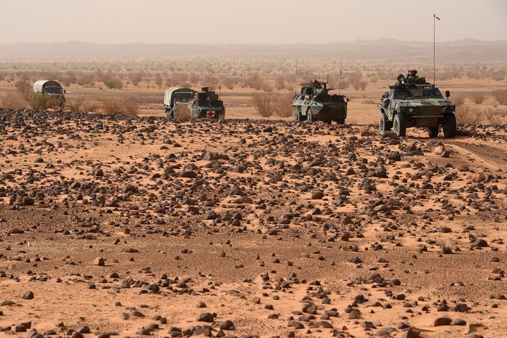 Véhicules de l’armée française lors de l’opération anti-terroriste Barkane dans le Sahel. 2015 PHILIPPE DESMAZES/AFP