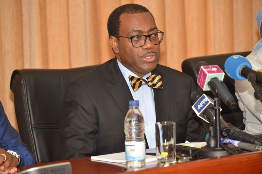 Le docteur Aknwimumi Adesina devant la presse à Oyo.