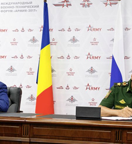 Les drapeaux du Tchad et de la Russie. © DR