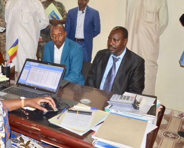 Le directeur général des impôts lors d'une visite dans les centres provinciaux de N'Djamena en mars 2019. Illustration. © Fin