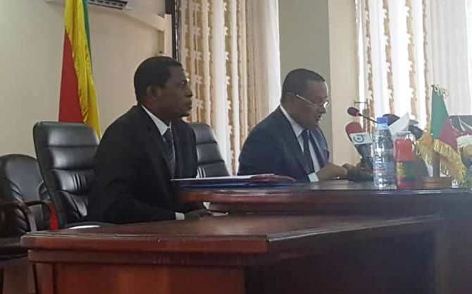Le ministre de l'Administration territoriale du Cameroun, Paul Atanga Nji (à gauche) et le ministre délégué au ministère de l