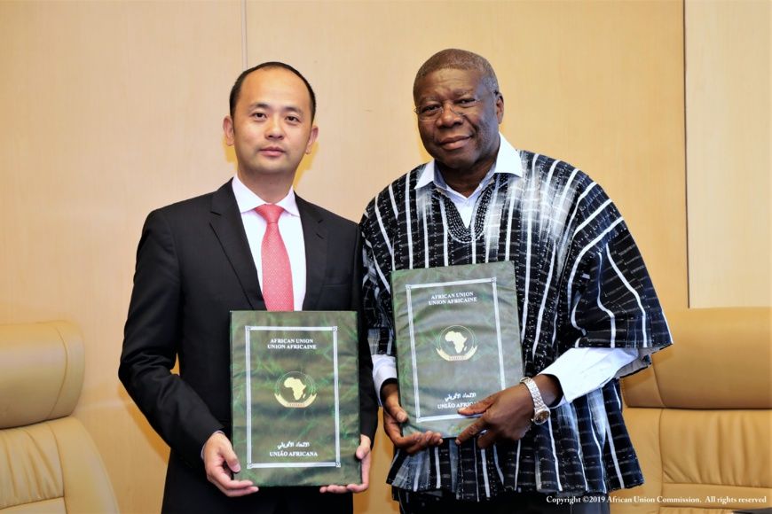 M. Philippe Wang, vice-président de Huawei pour la région Afrique du Nord (à gauche) et M. Thomas Kwesi Quartey, vice-préside