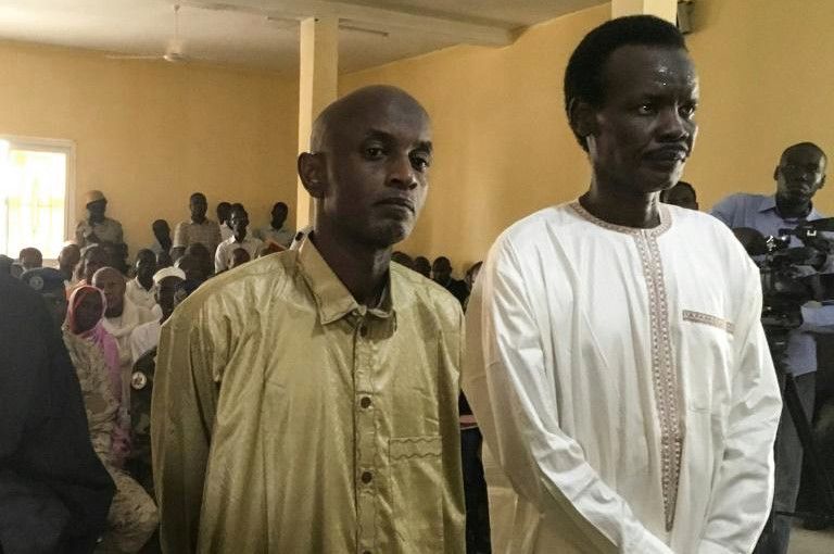Deux responsables d'un groupe rebelle tchadien, Ahmat Yacoub Adam (droite) et Hassan Boulmaye, devant le tribunal à N'Djamena
