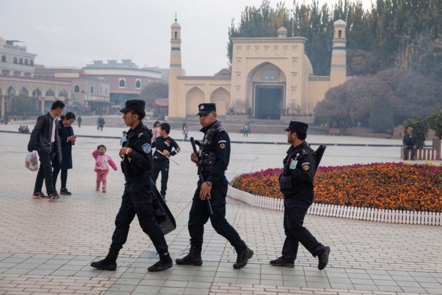 Des forces de sécurité patrouillent près de la mosquée Id Kah, au Xinjiang, en 2017. La Chine a endommagé d’autres mosquées a