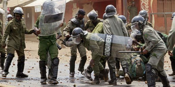 Des policiers interviennent à Conakry lors d'une manifestation de l'UFDG, en avril 2015 (photo d'illustration). © Youssouf Ba