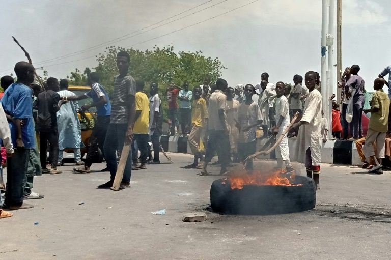 Des manifestants bloquent une route principale dans la ville nigériane de Maiduguri, au nord du pays, demandant aux autorités