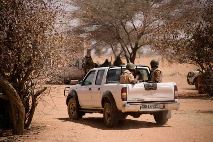 Lors d’une opération de recherches de groupes armés terroristes, dans le nord du Burkina Faso, à la frontière avec le Mali, l