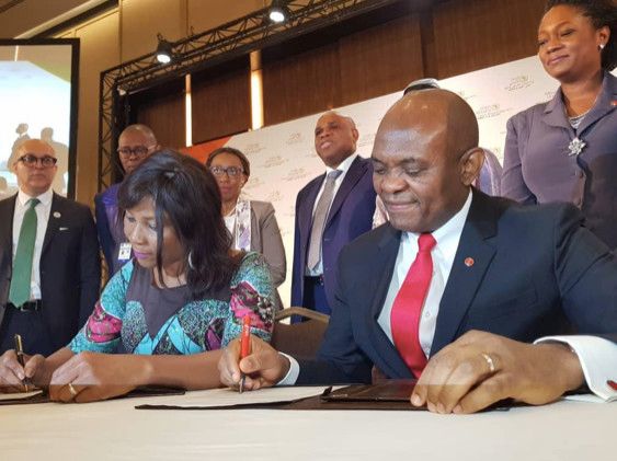 De gauche à droite: Ahunna Eziakonwa, Directrice régionale du PNUD pour l'Afrique; Tony Elumelu, Promoteur de la Fondation To