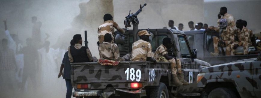 Des membres de la Force de soutien rapide du Soudan sont à l'arrière d'une camionnette équipée d'une tourelle de mitrailleuse