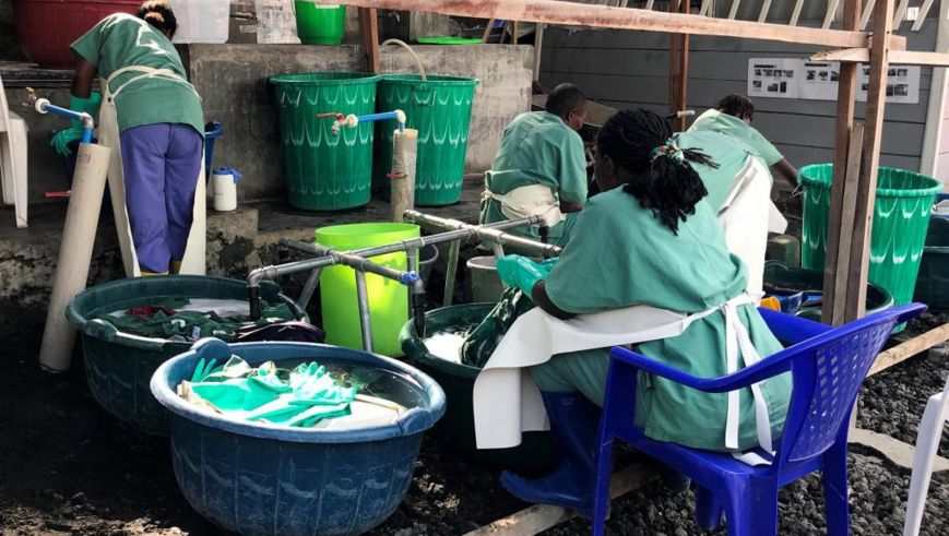Ebola: dans un centre de soins de Goma, dans l'Est de la RDC, le personnel lave tenues professionnelles et matériel, le 17 ju