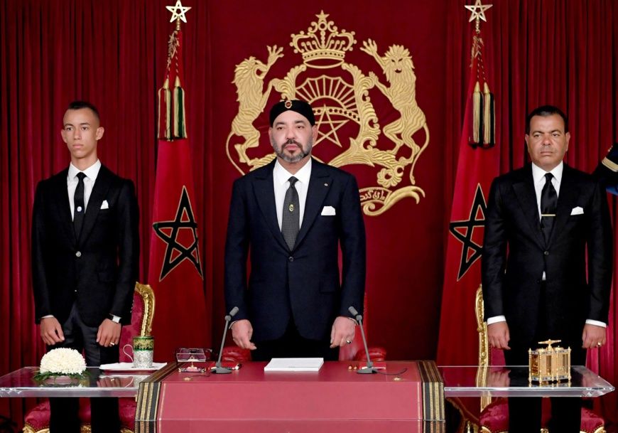 Mohammed VI lors de son dernier discours à la Nation, le 30 juillet dernier. À gauche, son fils Hassan III et à droite son fr