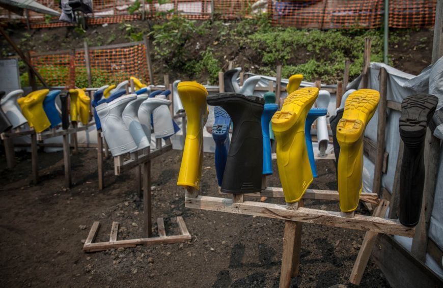 Des bottes de protection dans un centre de traitement d’Ebola dans l’est de la République démocratique du Congo (© Sally Hayd