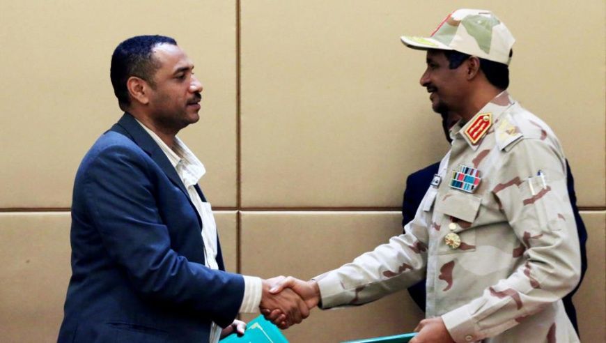 Le leader de la coalition d'opposition Ahmad al-Rabiah et le chef du conseil militaire de transition Mohamed Hamdan Dagalo, l