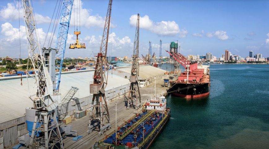 La Tanzanie agrandit son port de Dar es Salaam (ci-dessus), plutôt que de construire un nouveau port à Bagamoyo. (© Igor Groc