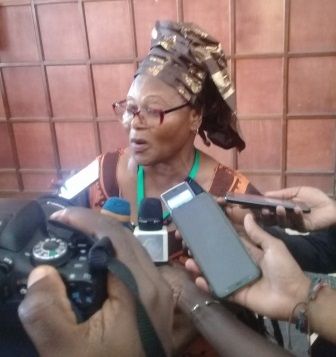 Mme Joséphine Léontine Massila, présidente de la CAPTEFL devant la presse.