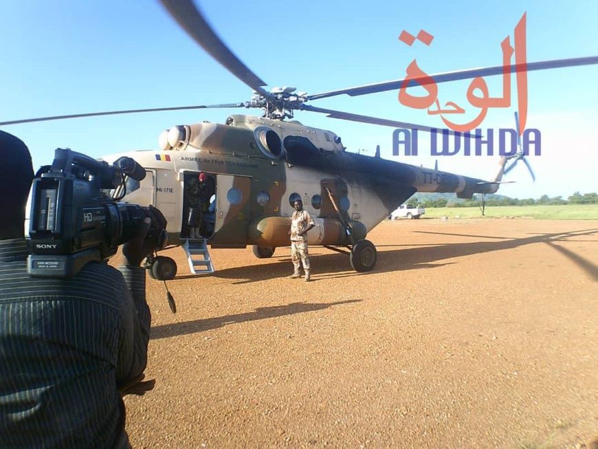 Un hélicoptère militaire transportant le ministre de l'Administration du territoire et des Collectivités territoriales décent