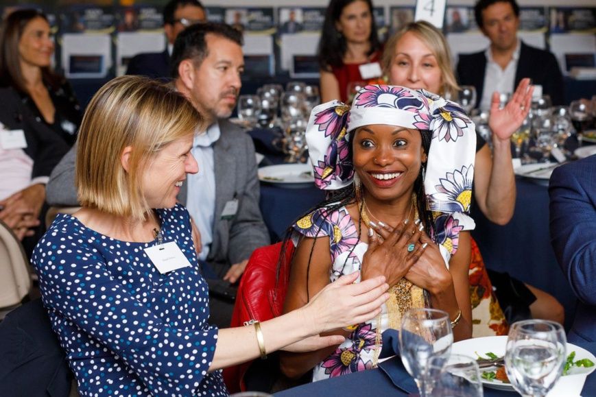 Hindou Oumarou Ibrahim réagit à l'annonce du prix sous le regard de Magali Delmas (à gauche), professeur à l'UCLA. © Jonathan