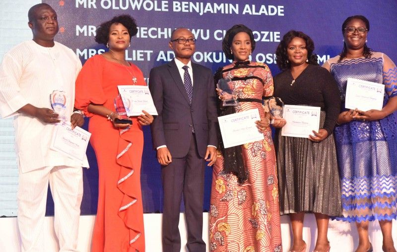 Olakunle Alake (3ème à gauche), directeur général du groupe Dangote Industries Limited, pose avec les lauréats du Long Servic