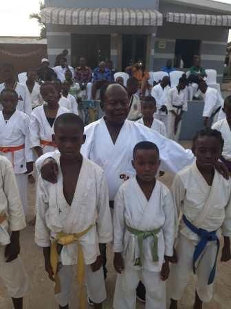 Me Akam Amuan entouré des jeunes karatékas de son club.