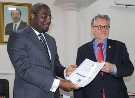 Le secrétaire d’Etat en charge de la gendarmerie nationale, Galax Etoga (à gauche) et le chef de la délégation régionale pour