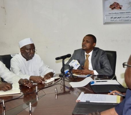 Le ministre des Finances et du Budget, Tahir Hamid Nguilin (milieu) et le président du patronat tchadien, Bichara Doudoua (ga